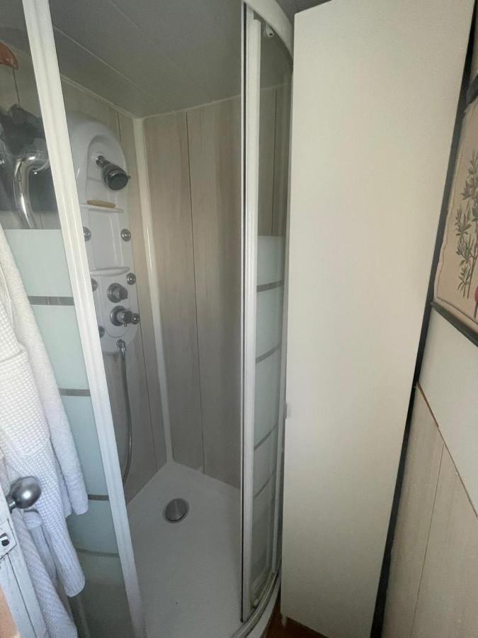 Light Bedroom In A Home Boat Barcelona Zewnętrze zdjęcie