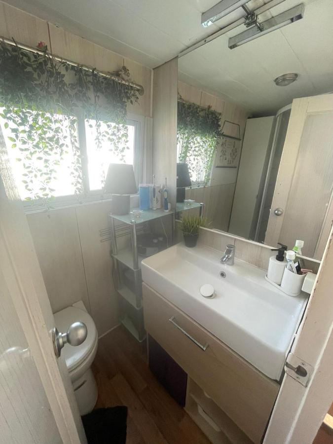 Light Bedroom In A Home Boat Barcelona Zewnętrze zdjęcie
